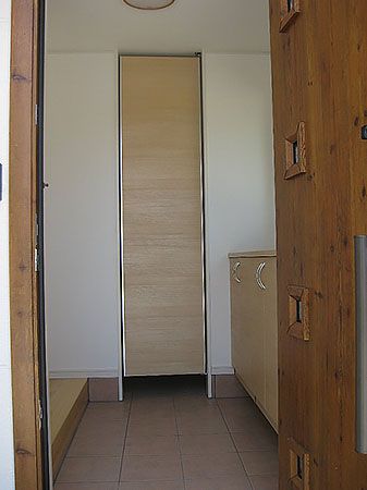 玄関を開けると、右側はシューズボックス・正面はクローク左側はＬDK入口になっています。クロークはキッチンへダイレクトで繋がっています。 