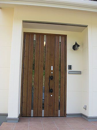 家全体の雰囲気により一層のまとまりを与える茶色のドア