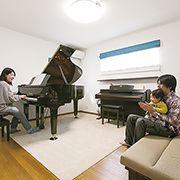 ＡＬＣ外壁材は遮音性も◎。また、同社の家はコンクリート基礎なので、標準の床構造でもピアノの重量に耐えられる強度を誇る。 