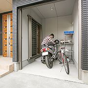 バイクの手入れができる本格的なガレージ。玄関ともつながっているので便利に使える。 