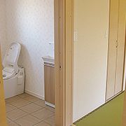 ご両親の部屋からは、スムーズにトイレに行くことができます。トイレ室内は広いので、車いすでも移動が簡単！ 