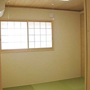 和室は、リビングに隣接しています。
吊り収納の下に明かり取りの窓があり、開放的で明るい和室になりました。