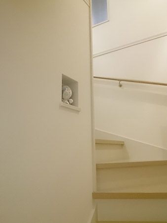 階段スペースには小さなニッチが数ヶ所あります。その中にも奥様が大好きなドラえもんがいますよ(*´ω｀*)ここでもドラえもんが迎えてくれます(笑)階段を登りきると、そこにも収納…!!廊下に収納スペースがあると家族皆が使えてとっても便利ですね♪