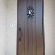 シンプルモダンな外観にアンティークな玄関ドアと照明。とってもおしゃれな玄関です。