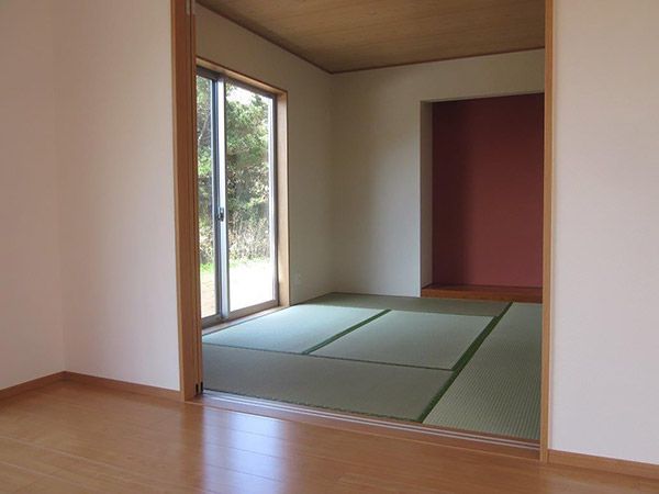和室は広々リビングと隣接しています。リビングの延長として使ったり、2枚の戸を閉めると個室としても使用できる間取りとなっています。