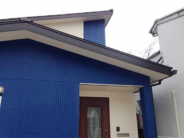 こだわりの青でタテラインの外壁ALCを塗りました。太陽光発電パネルの載った2階屋根は南向きのシャープで低勾配いの片流れ屋根にしました。