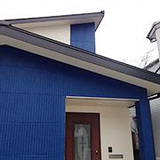 こだわりの青でタテラインの外壁ALCを塗りました。太陽光発電パネルの載った2階屋根は南向きのシャープで低勾配いの片流れ屋根にしました。