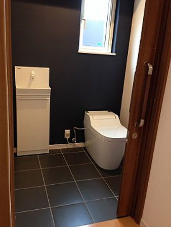 トイレは車椅子対応の広々サイズ。床もメンテナンスの容易なイタリアンタイルです。