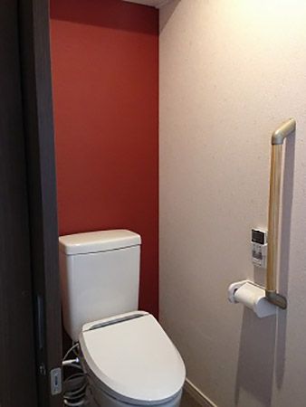 2階トイレのバックは赤色のクロスで仕上げました。室内の至る所に青と赤をバランスよく配色しました。