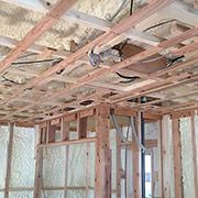 基礎の型枠は内外共に6㎝の厚さの断熱材を使用。壁と天井は現場吹付の発泡ウレタン断熱材を使いました。断熱効果もとても高いですが、気密性も抜群のハイスペック工法です。樹脂サッシの採用と合わせて魔法瓶の様な住宅が出来ました。ユニバーサルホームならではの蓄熱式エコ床暖と相性もよく、快適に過ごせる長期優良住宅です。