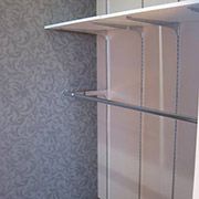 写真は2階洋室のウオークインクローゼット。高さや位置を変えるのもパーツを追加するのも、簡単に出来て安価な商業施設用スリット柱システム。ハンガーパイプと木棚板セットは各収納庫共通寸法で使いやすくしています。