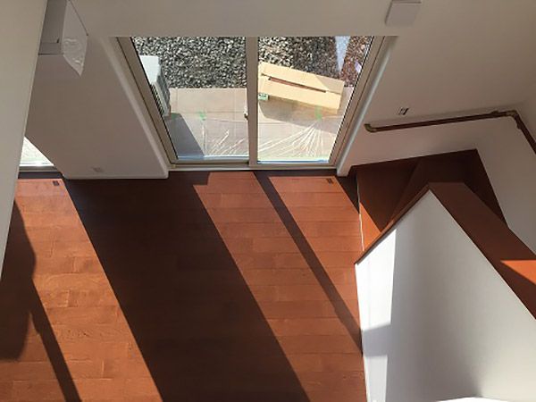 広々リビングには南の窓から光がたくさん入って冬には蓄熱コンクリートを暖めてくれます。
開放的なリビング階段は床暖房だから冬でも寒くなりません。