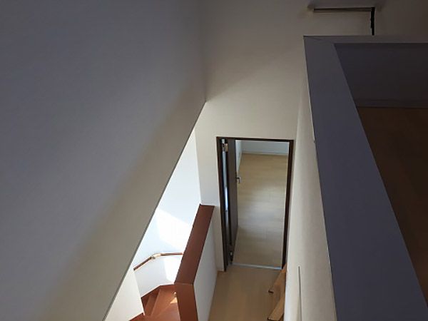 ロフトは面積が広く多目的に使えます。夏の暑い空気を高窓から換気するパッシブな建築手法を採用しました。
下を見ると２階ホールから吹抜けを通じて１階リビングまで見通すことができます。