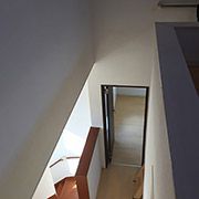 ロフトは面積が広く多目的に使えます。夏の暑い空気を高窓から換気するパッシブな建築手法を採用しました。
下を見ると２階ホールから吹抜けを通じて１階リビングまで見通すことができます。