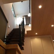 ここの家の特徴の1つ！この階段と吹抜けが採光と開放感を演出しています。階段のパネルもクリアにしたことにより、より一層開放感があります。