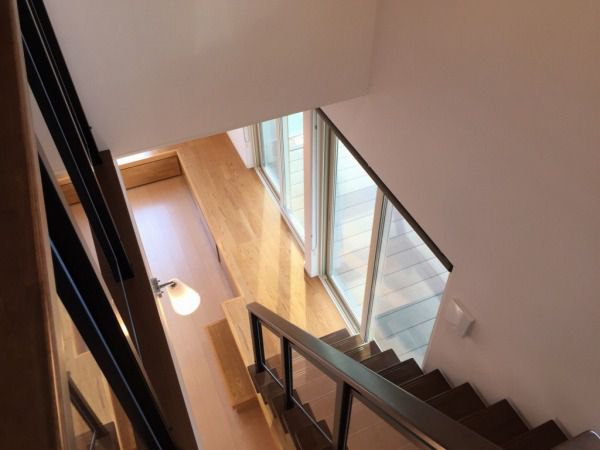 ここの家の特徴の1つ！この階段と吹抜けが採光と開放感を演出しています。階段のパネルもクリアにしたことにより、より一層開放感があります。