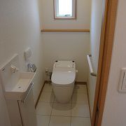 清潔感のある白を基調としたトイレは、タンクレスなので空間もスッキリ落ち着いた雰囲気に仕上がりました。