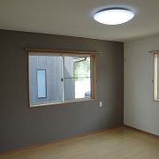 ２階寝室は１階とは雰囲気がガラリと変わり、落ち着いた色のクロスを採用。