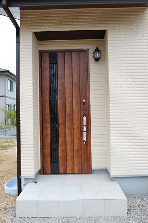 玄関は採風ドアを採用。通気・通風に便利です。