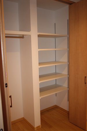 １Fに便利な収納スペースを設置。棚とパイプハンガーがあり物や洋服に合わせて収納が出来ます。