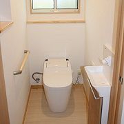 タンクレストイレの採用によってスッキリとした空間のトイレ。