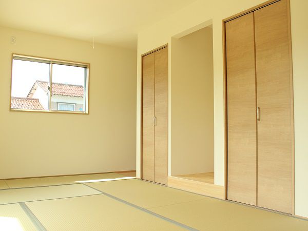 玄関から直接は入れる和室です。お客様やご親族がこられた際に、使いやすいお部屋です。
