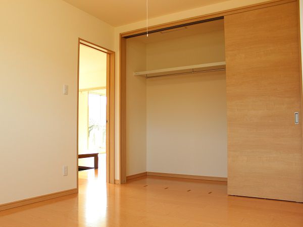 大型収納を部屋に設置しているので、部屋に収納家具を置く必要がなくなり、手狭になりません。