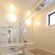 やさしい配色と機能性を重視した浴室