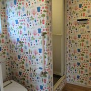可愛い壁紙の子供達専用トイレ。壁紙を眺めながら楽しくおトイレが出来ます。