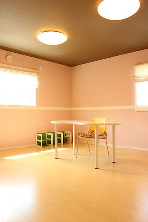 可愛いピンクを基調としたお部屋です。白のラインをポイントで入れて、天井はチョコレートカラーに仕上がりました。
