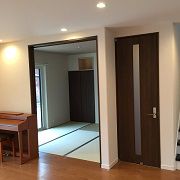 和室はリビングと隣接していて、空間を広く感じさせてくれます。床の間や神棚もあります。戸を閉めれば落ち着いた別空間として使えます。
