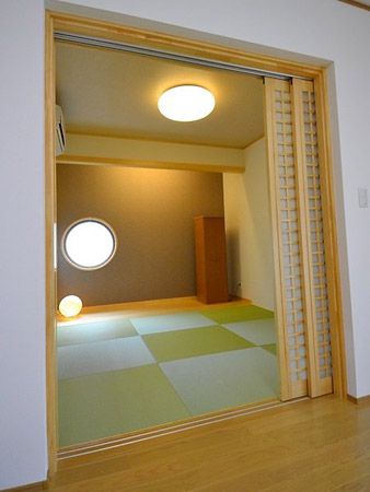 格子の引込み戸、丸窓が印象的な和室