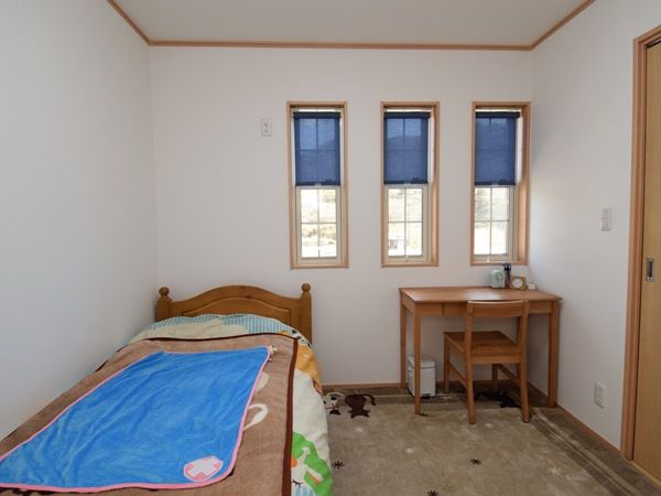 三連の格子窓とナチュラルな家具がステキなお子様のお部屋