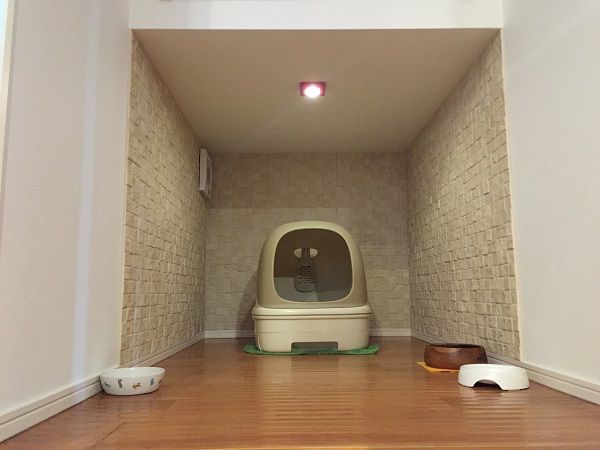 猫ちゃんを飼っていると、気になるのは猫ちゃんのトイレのニオイ。階段下のスペースを利用し、空間を上下半分に分けることで上はペットグッズを収める事ができる収納に、下は猫ちゃん専用のトイレスペースになりました。空間内には消臭効果のある内壁タイルを貼り、更に一番奥は外壁に面しているので換気扇も完備しています。