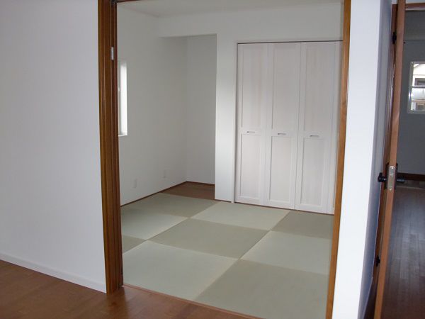 縁無畳で琉球畳風に。ミディアムブラウン色に、畳と扉の色がよく合っています。