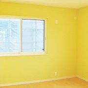 黄色く可愛らしい子供部屋。