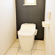 アクセントクロスが印象的なトイレ。飽きの来ないデザインです。