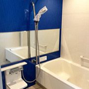 お風呂もお子様のリクエストでブルーの壁に。
清潔感がある爽やかなお風呂ですね。