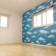 雲の柄が印象的な子供部屋。
通常雲の柄は天井に使うことが多いのですが、壁に使うと雲の中にいるようなわくわくした気分になります。