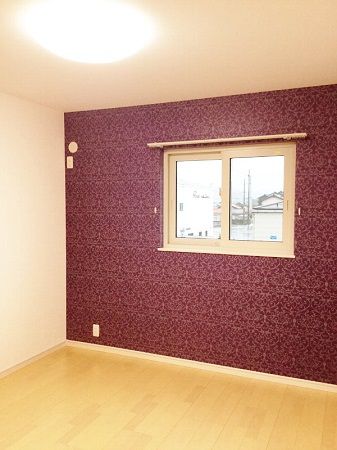 こちらも子供部屋です。
紫のアクセントクロスは、近づいてよく見ると細かい装飾がされており、女の子が好きそうなかわいい柄になっています。