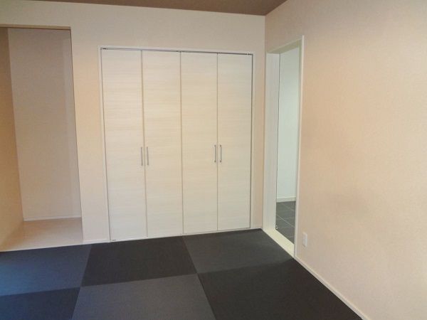 黒の畳が印象的な和室です。リビングに隣接しているので続き間として広々と使ったり、引き戸を閉めてお客様の宿泊やプライベートな空間にも利用できます。