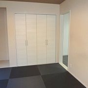 黒の畳が印象的な和室です。リビングに隣接しているので続き間として広々と使ったり、引き戸を閉めてお客様の宿泊やプライベートな空間にも利用できます。