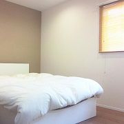 寝室も一部のクロスの変更して、アクセントある空間になっています。アクセントのクロスがオレンジのブラインド色とあって、素敵な雰囲気を出してくれています。