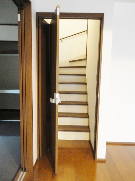 リビング階段なので、冷暖房の事を考え扉を付けました。
普通の開き戸ではなく、折れて開くドアなので省スペースで開閉出来ます。