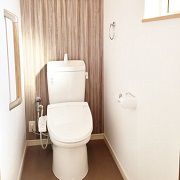 2階のトイレは木目調のアクセントクロスを使用し、飽きのこないデザインに。