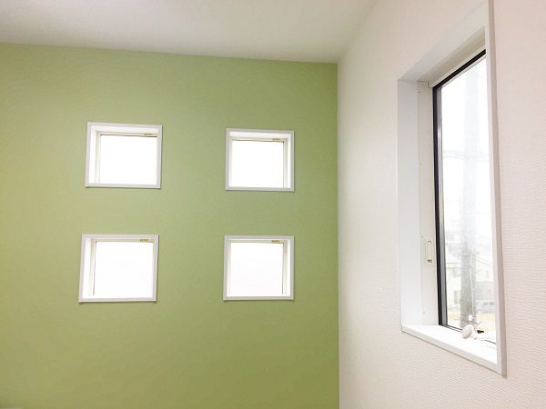リビング階段を上がると、寝室を含む３つの居室。柔らかなピンクとグリーンの壁紙を一面のみに使用し、さわやかで飽きの来ない空間に仕上がりました。