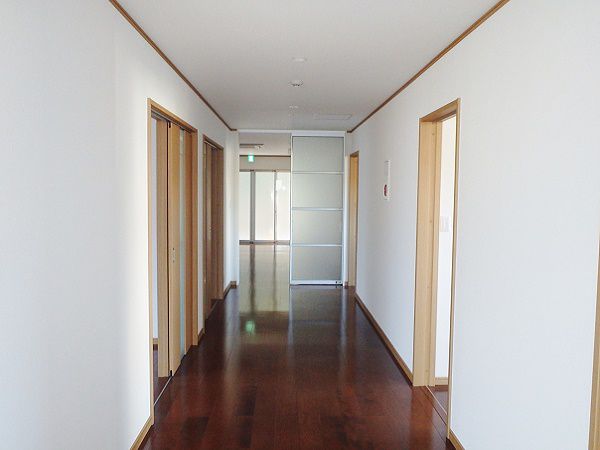 玄関から食堂に繋がる長く広い廊下は幅1,87Ｍとあり、両脇の部屋から、明るい笑顔が顔を出します。
