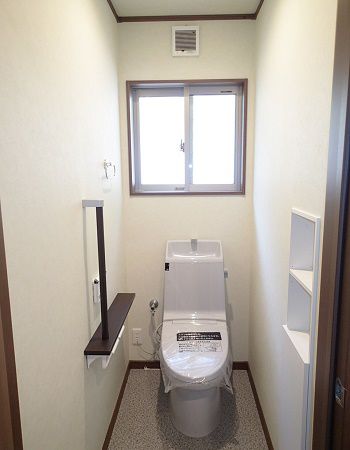 ゆったりと静かな時を過ごせる落ち着けるトイレ。快適さと、安心できる空間を形に、広い間口のドアになりました。