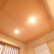 床の間天井やお茶室の多く使われ、現代和風にもマッチする素材です。伝統的なこの製法でお客様をお迎えしたいという、ご主人様のこだわりの天井です。