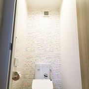 壁紙を使い、個性的なトイレに仕上がりました。特にトイレの奥に縦ラインの壁紙を天井から張ることによって広さと奥行き間をつくりました